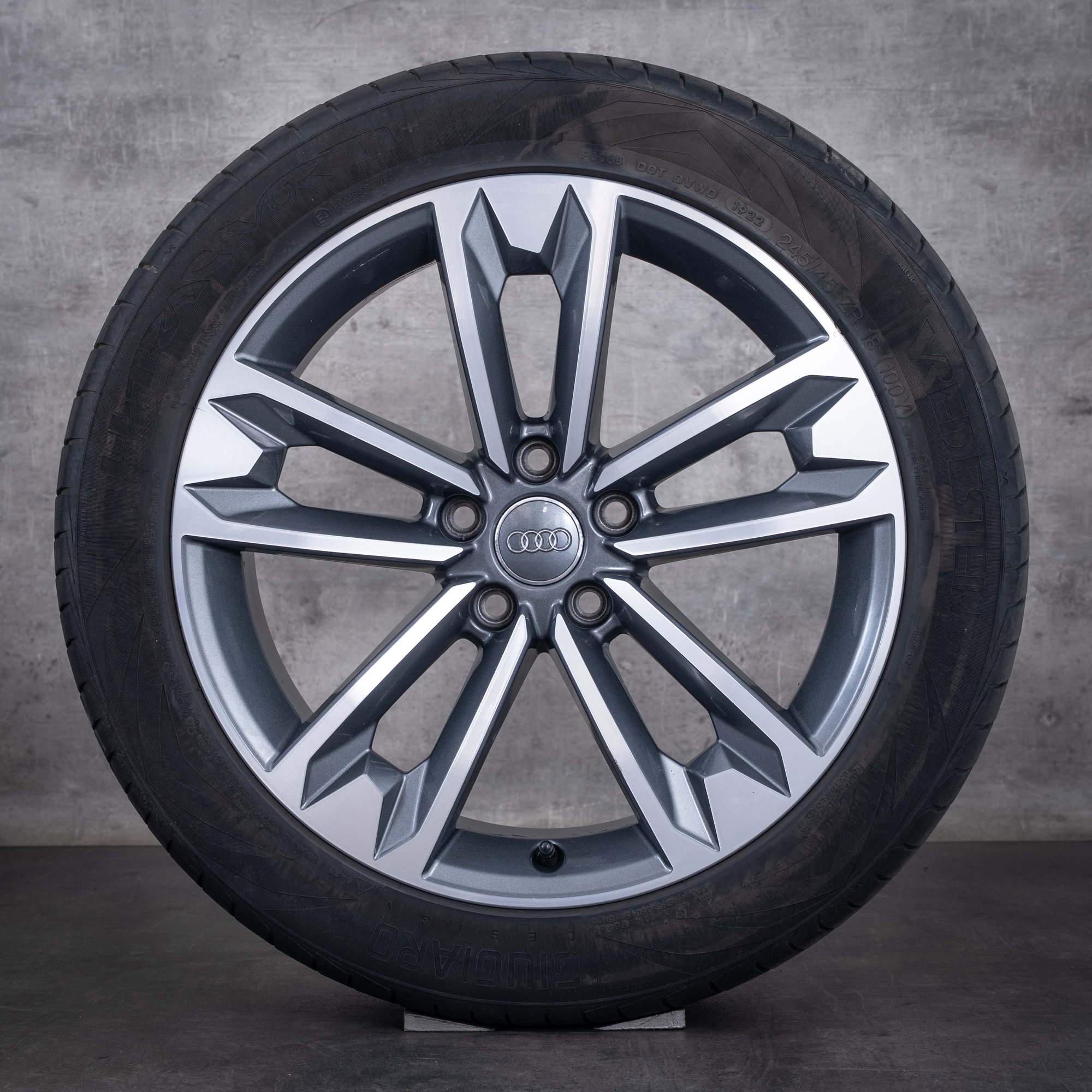 Originale Audi A4 vinterhjul 18 tommer 8W B9 Allroad-fælge 8W9601025C titan foran diamond cut - hjul 3 af 4