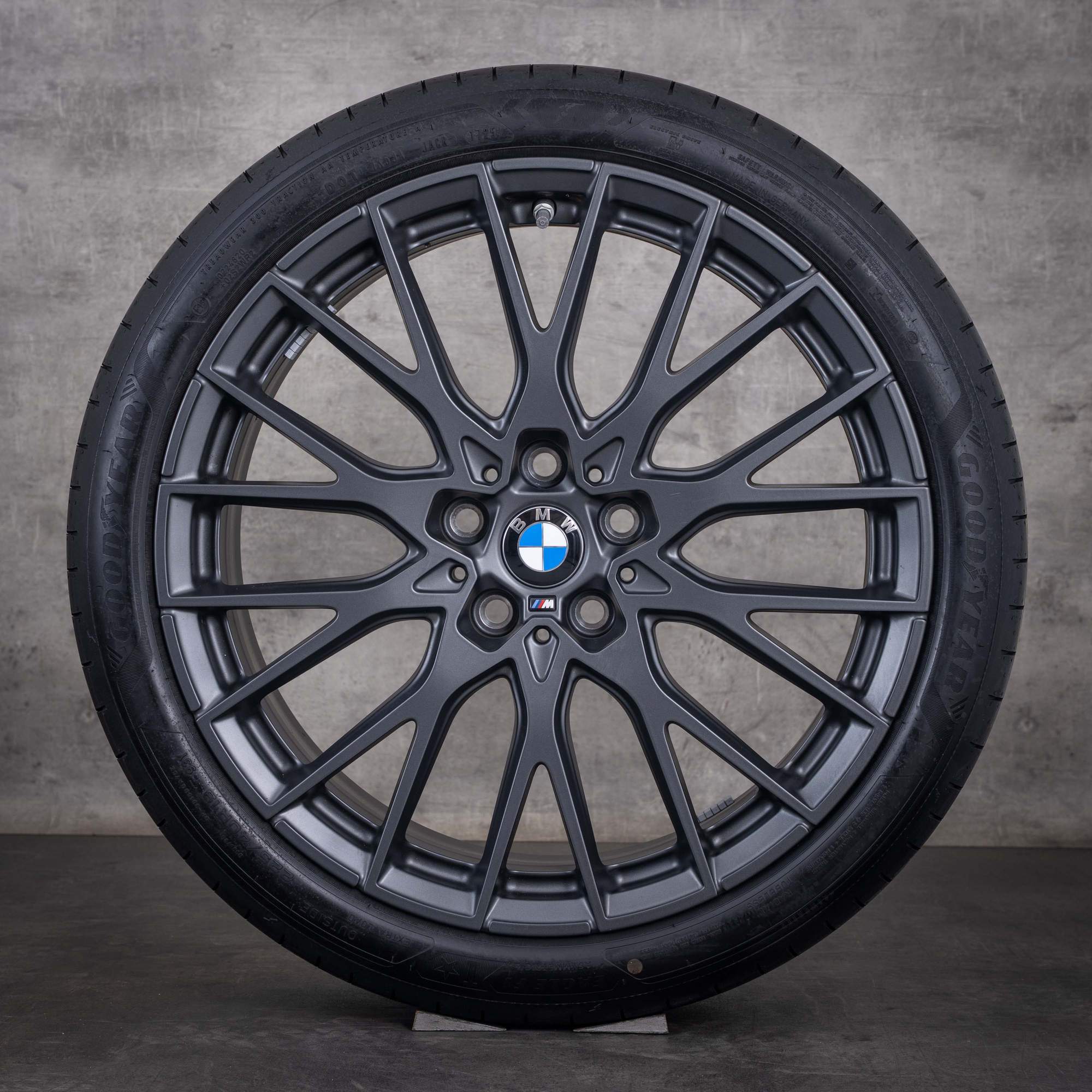 Oryginalne felgi BMW serii 1 i Seria 2 19 cali F70 F74 Gran Goupe opony letnie 1085 M 5A917C3 kolor midnight grey matowy