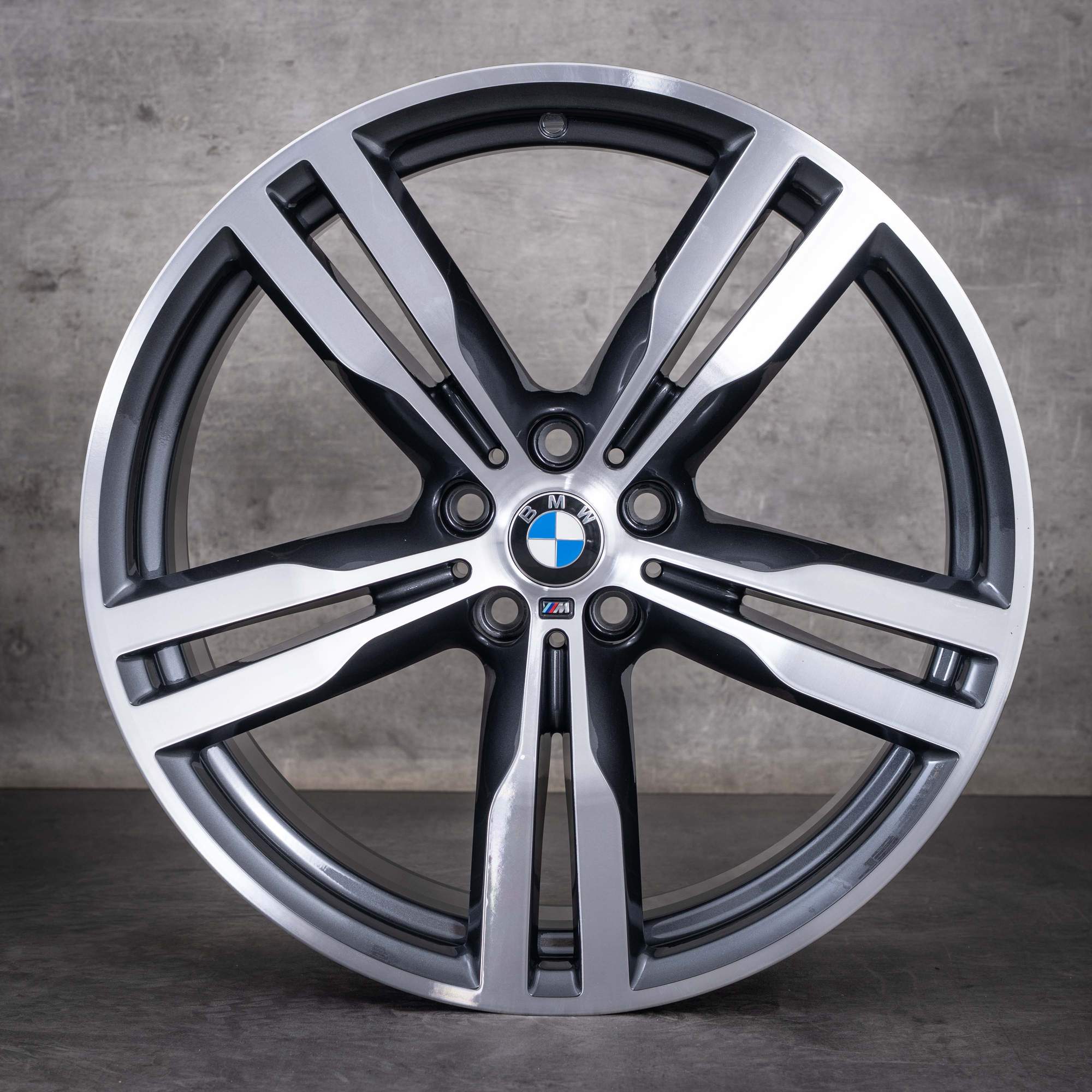 Oryginalne koła zimowe BMW serii 6 GT i serii 7 20 cali modele G11 G12 G32 stylizacja 648 M nr kat. 7850581 7850582 kolor orbit grey diamond cut NOWE