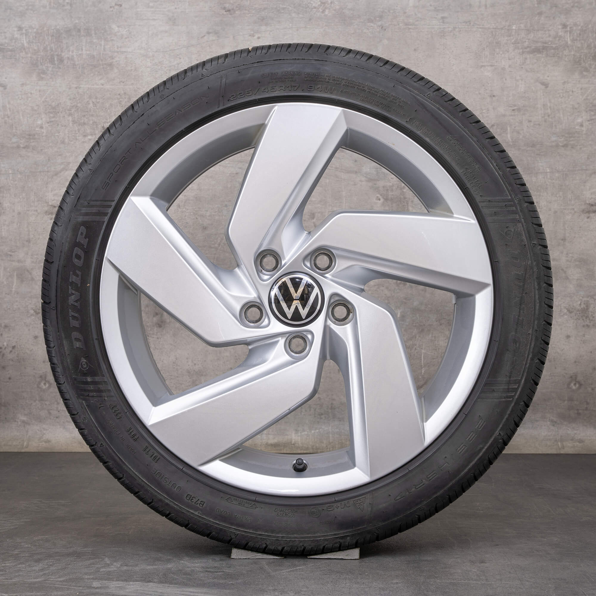 Alkuperäiset VW Golf 8 vanteet 17 tuumaa all season renkaat 5H0601025E Richmond hopea kiiltävä