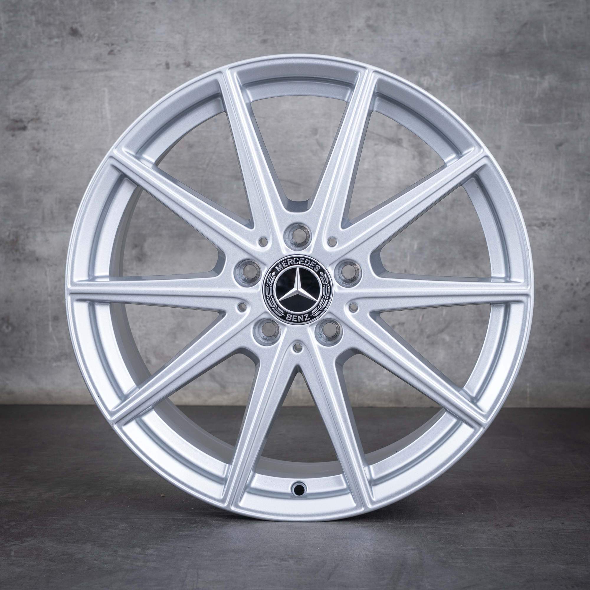 Oryginał Mercedes Benz CLA EQ Felgi 18 cali C174 A1784010000 A1784010100 srebrny błyszczący