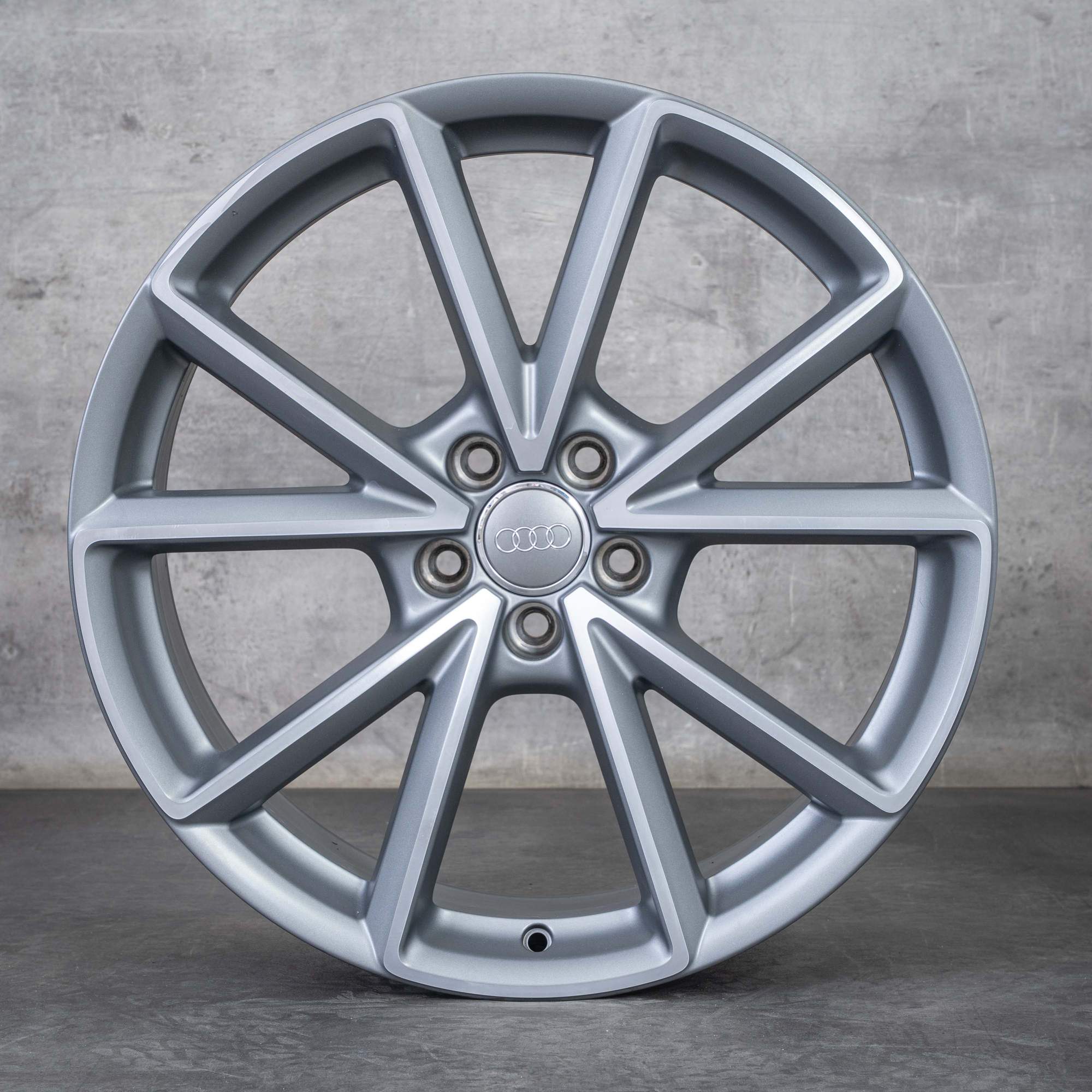 Alkuperäiset Aidot Audi Q3 RSQ3 -vanteet 20 tuuman 8U 8U0601025AK titaani mattapintainen kiillotettu.