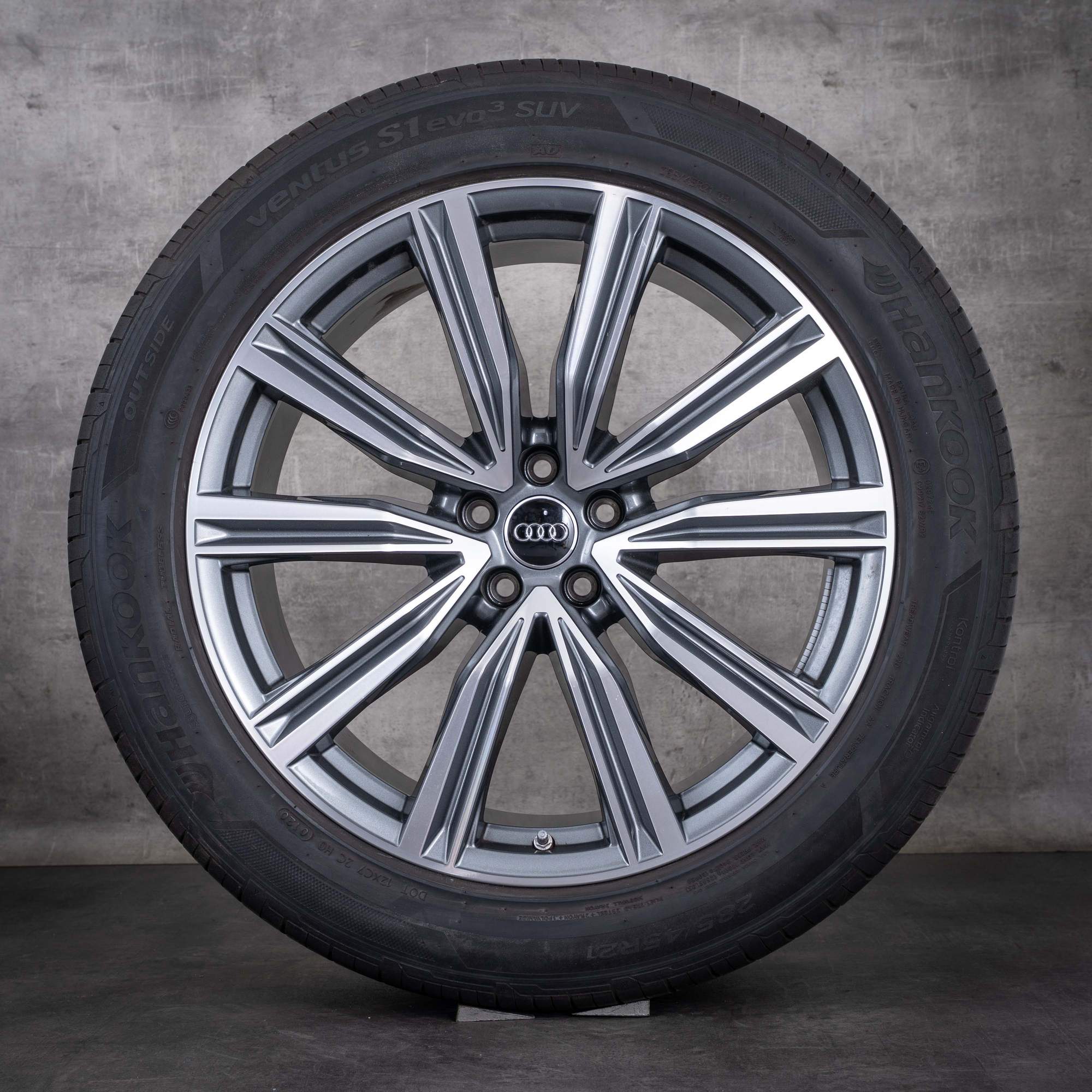 Oryginalne felgi Audi Q8 SQ8 21 cali 4M8 – opony letnie 4M8601025G, tytanowe, w technologii diamond cut, z połyskiem