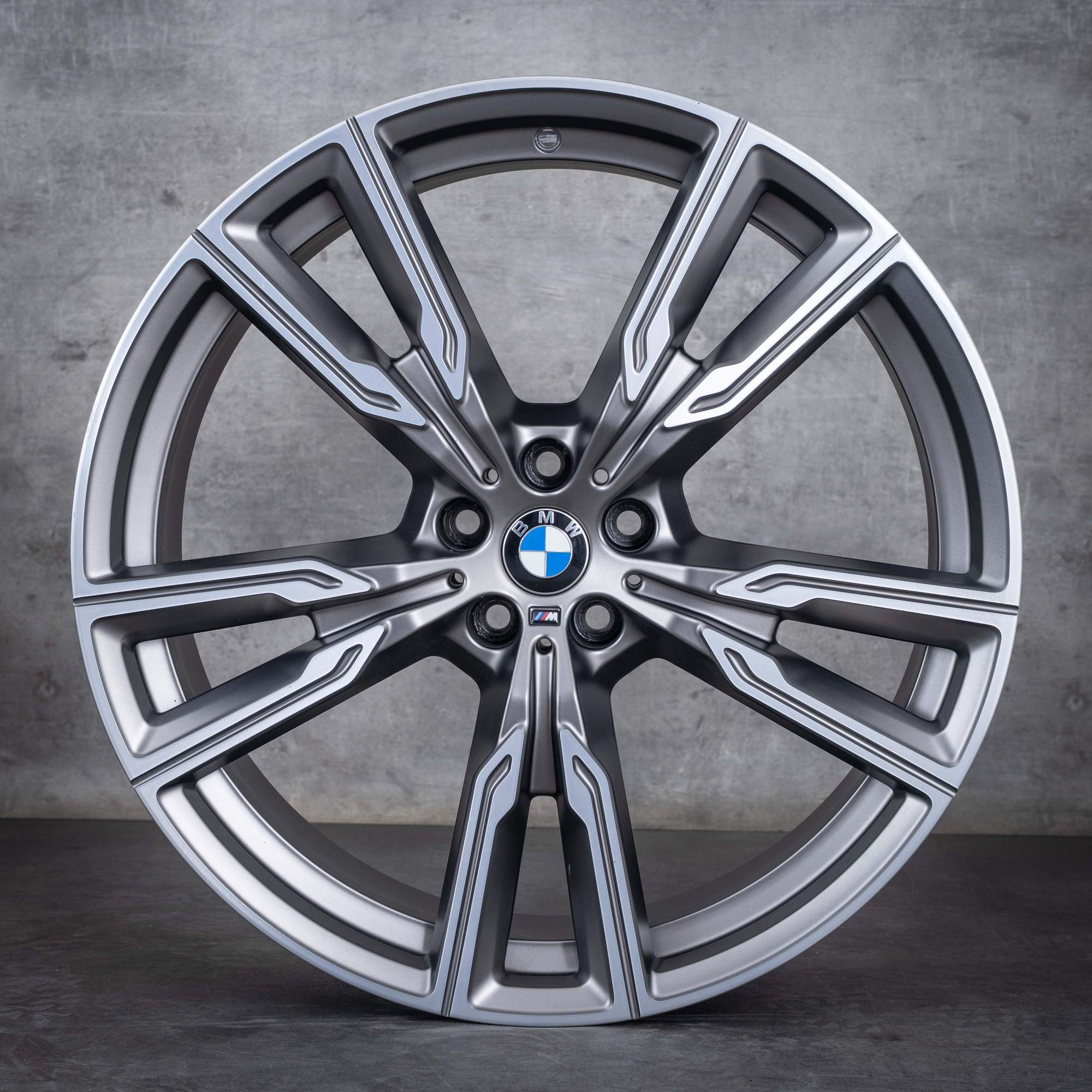 Oryginalne felgi BMW X5 X6 22 cale G05 G06 Styling 747 M 8072002 8072003 cerium grey matowe polerowane