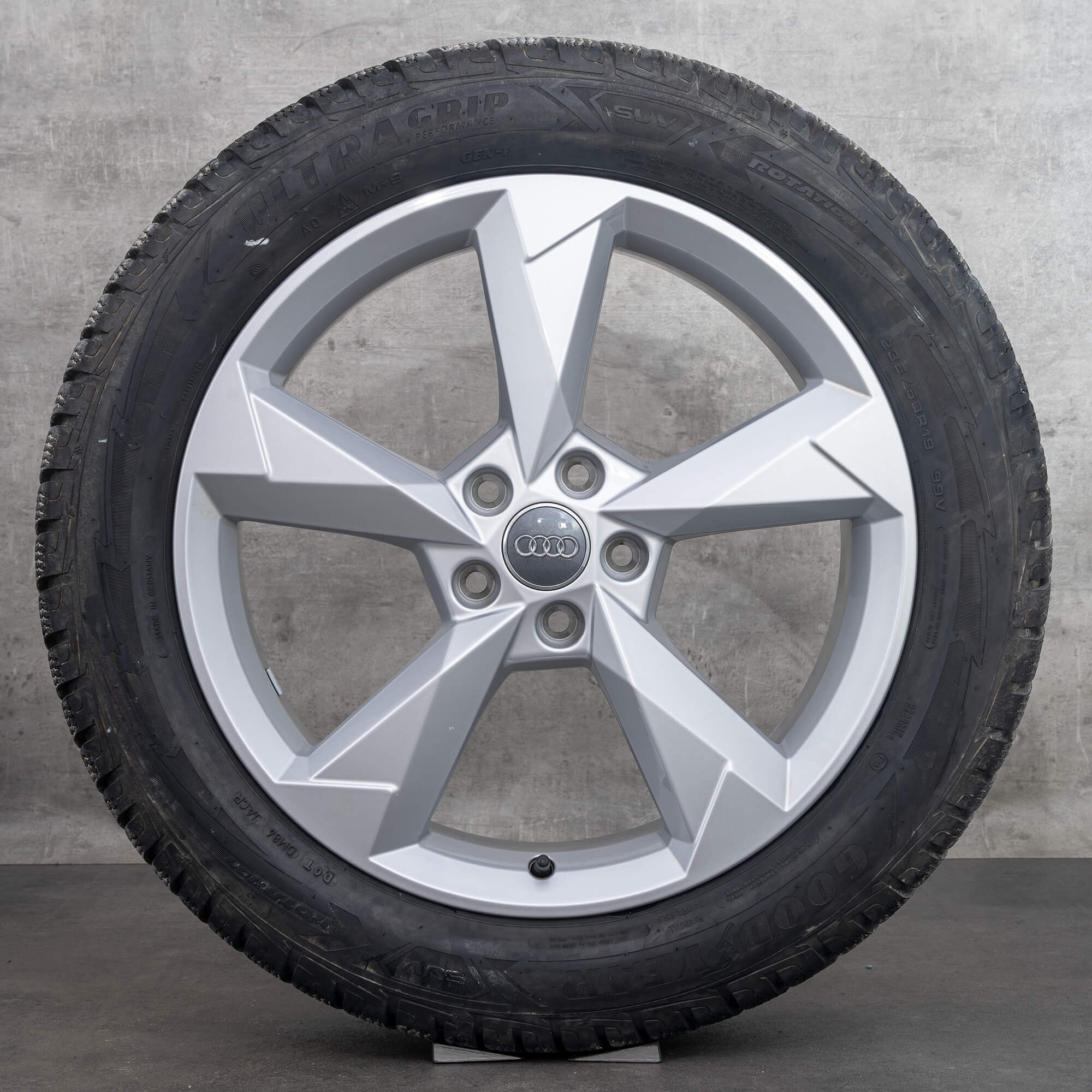 Alkuperäiset Audi Q3 talvirenkaat 19 tuuman II F3 vanteet Dynamic 83A601025N hopea