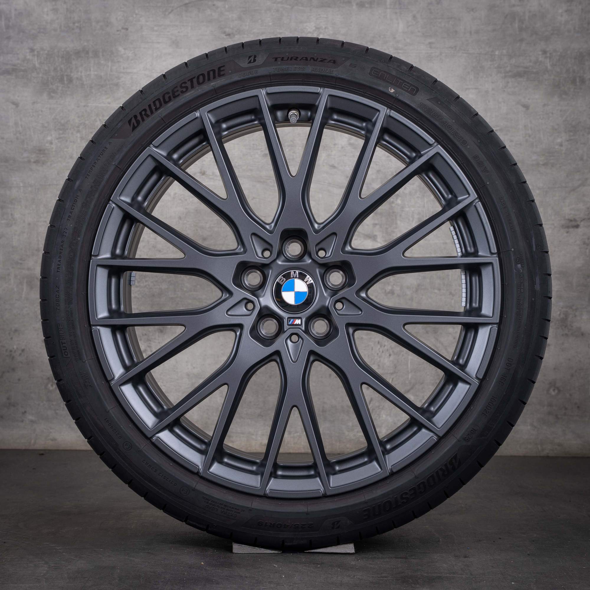 Oryginalne koła zimowe BMW serii 1 i Seria 2 19 cali modele F70 i F74 felgi Gran Goupe stylizacja 1085 M 5A917C3 kolor orbitgrey NOWE