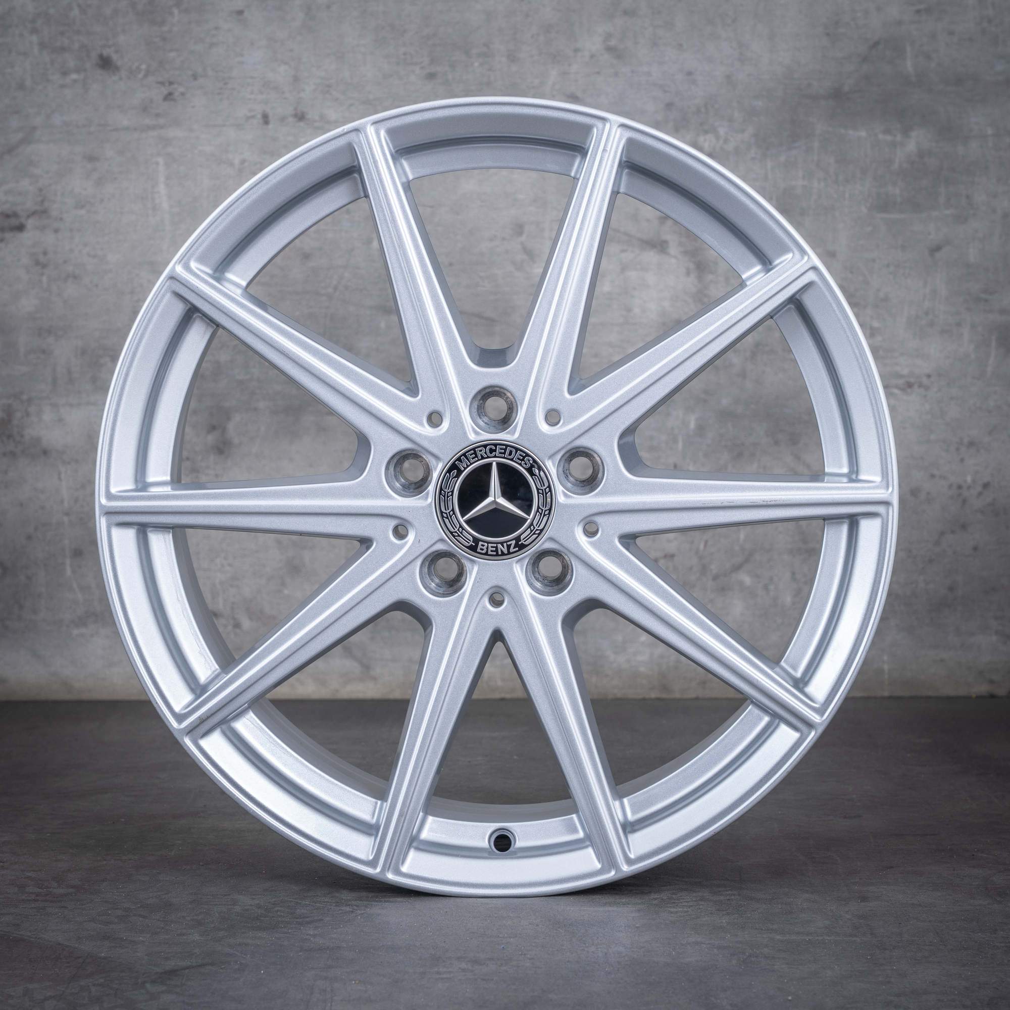 Alkuperäiset Mercedes Benz GLA vanteet 18 tuumaa C178 A1784010000 hopea kiiltävä