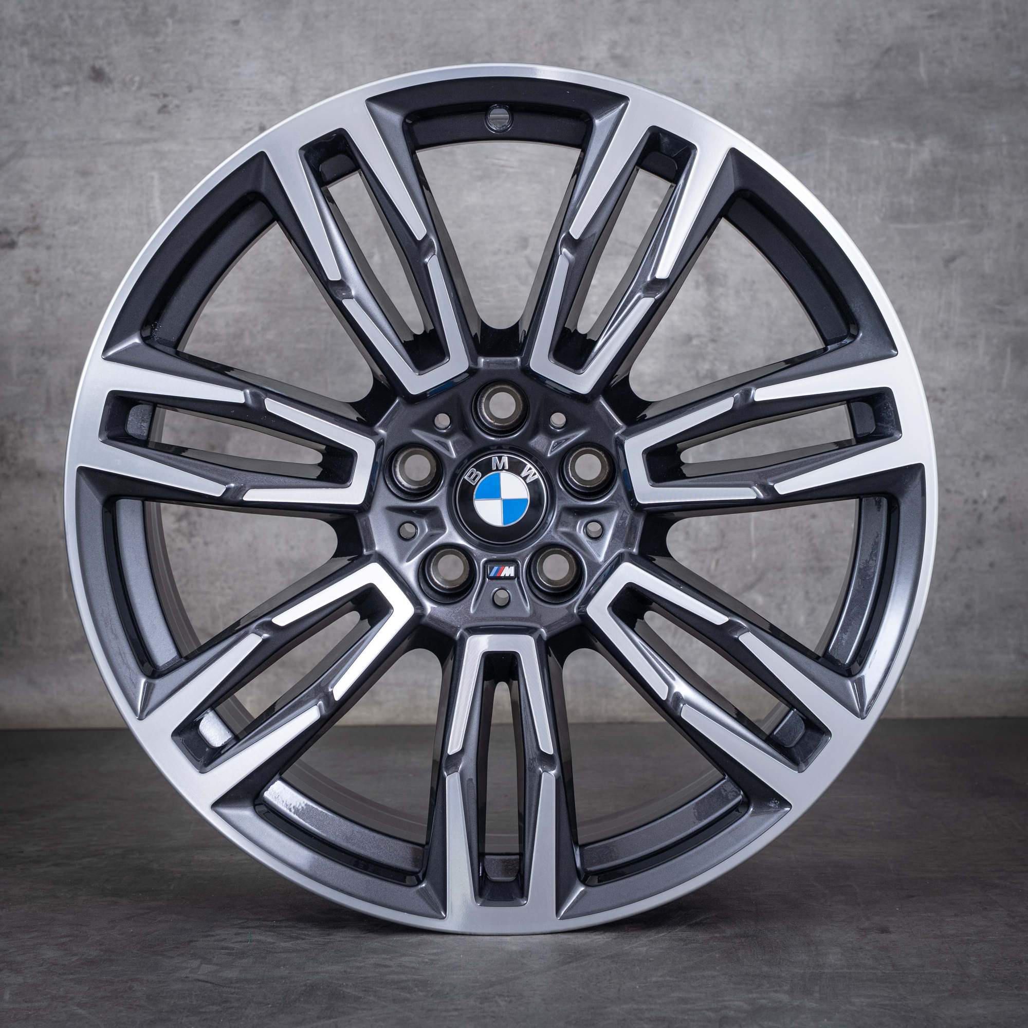 Oryginalne felgi BMW serii 5 i5 19 cali G60 G61 Styling 935 M 5A324E0 midnight grey Polerowane