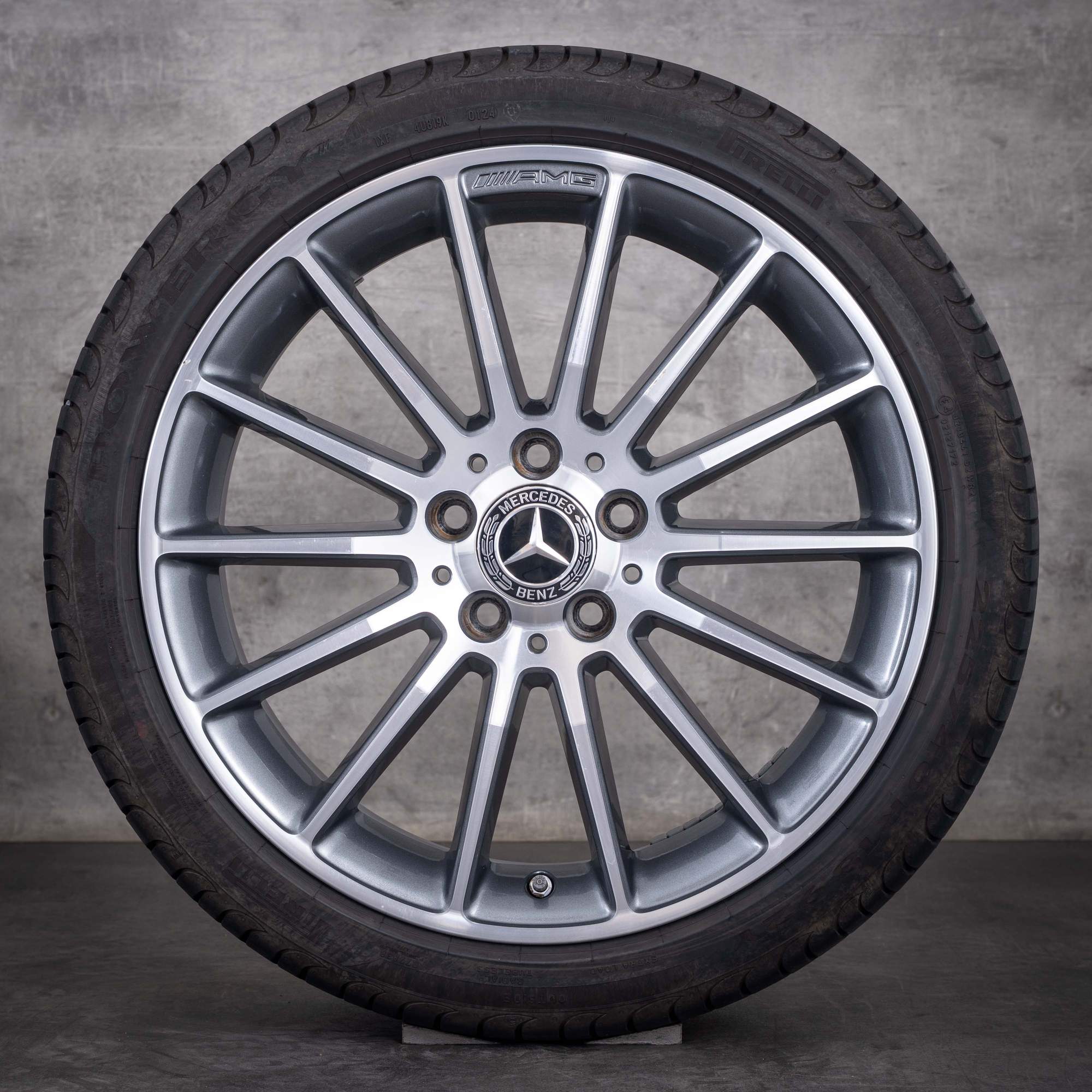 Original Mercedes-Benz A- och B-klass samt CLA AMG-fälgar 18 tum W176 W246 C117 X117 sommarhjul A1764010200 himalaya grey, frontpolerade