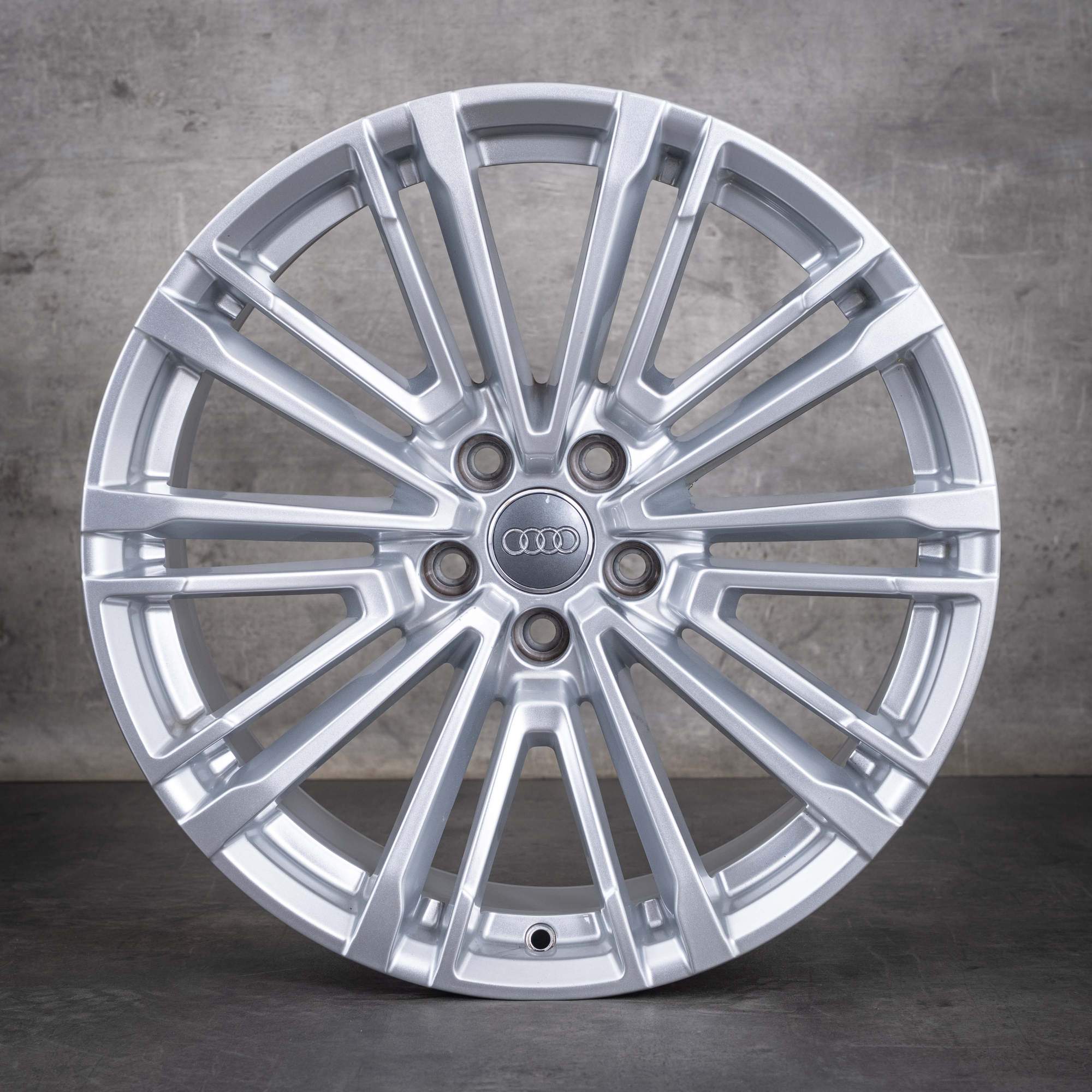 Alkuperäiset Audi A5 S5 -vanteet 19 tuumaa F5 8W B9 8W0601025CC kiiltävä hopea