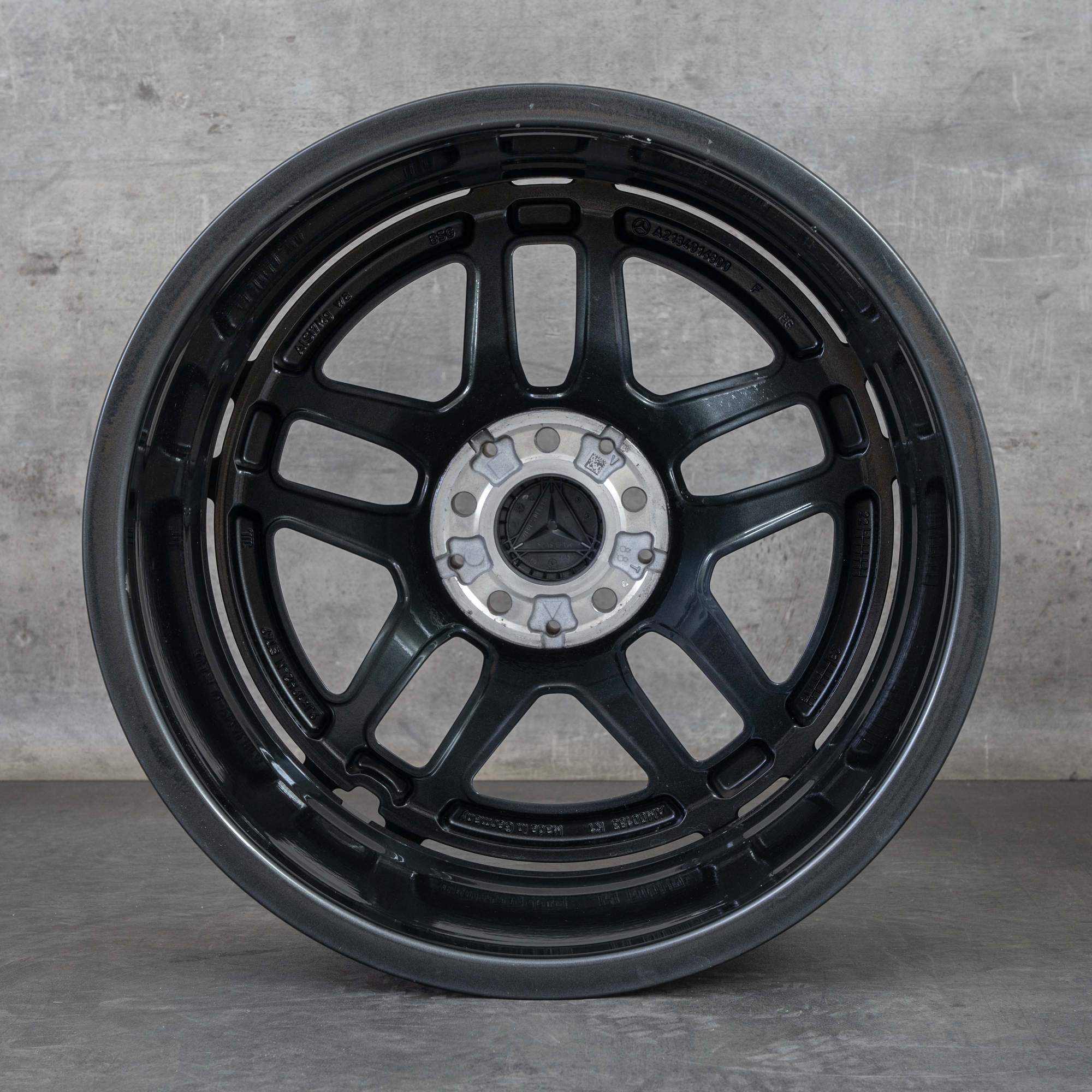 Originale Mercedes Benz Classe E AMG Cerchio 19 pollici W213 S213 C238 A238 A2134016800 grigio himalaya lucidato frontalmente
