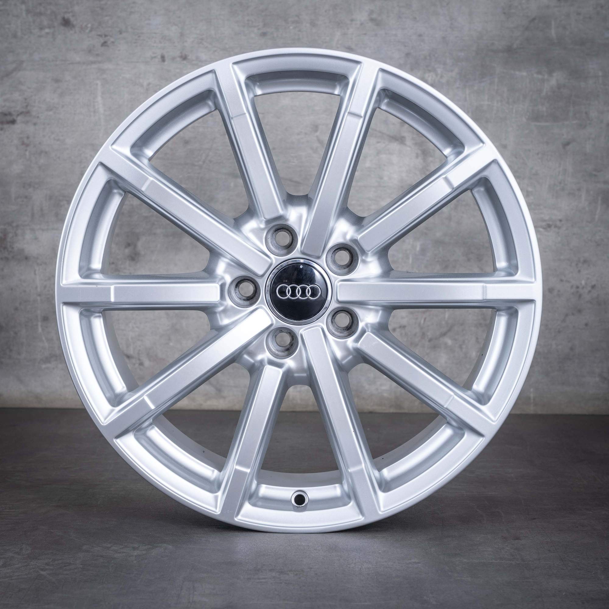 Oryginał Felgi Audi A3 S3 18 cali 8V 8V0601025AQ srebrny połysk