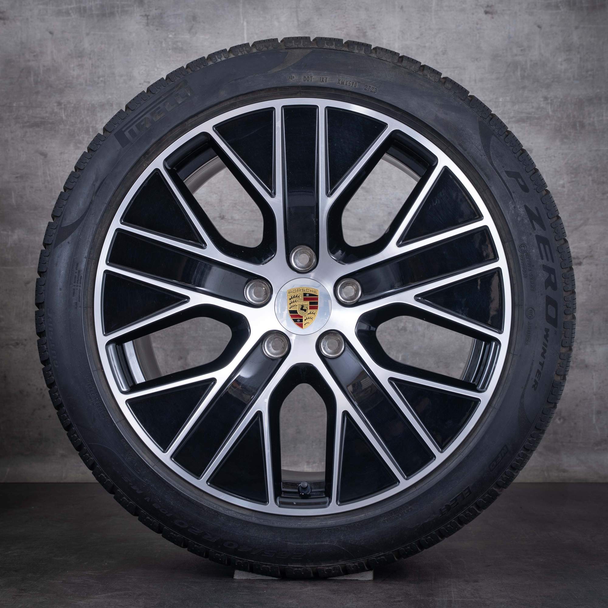 Original Porsche Taycan 9J1 II Winterräder 20 Zoll Felgen Turbo Aero 9J1073603CC schwarz front glanzgedreht