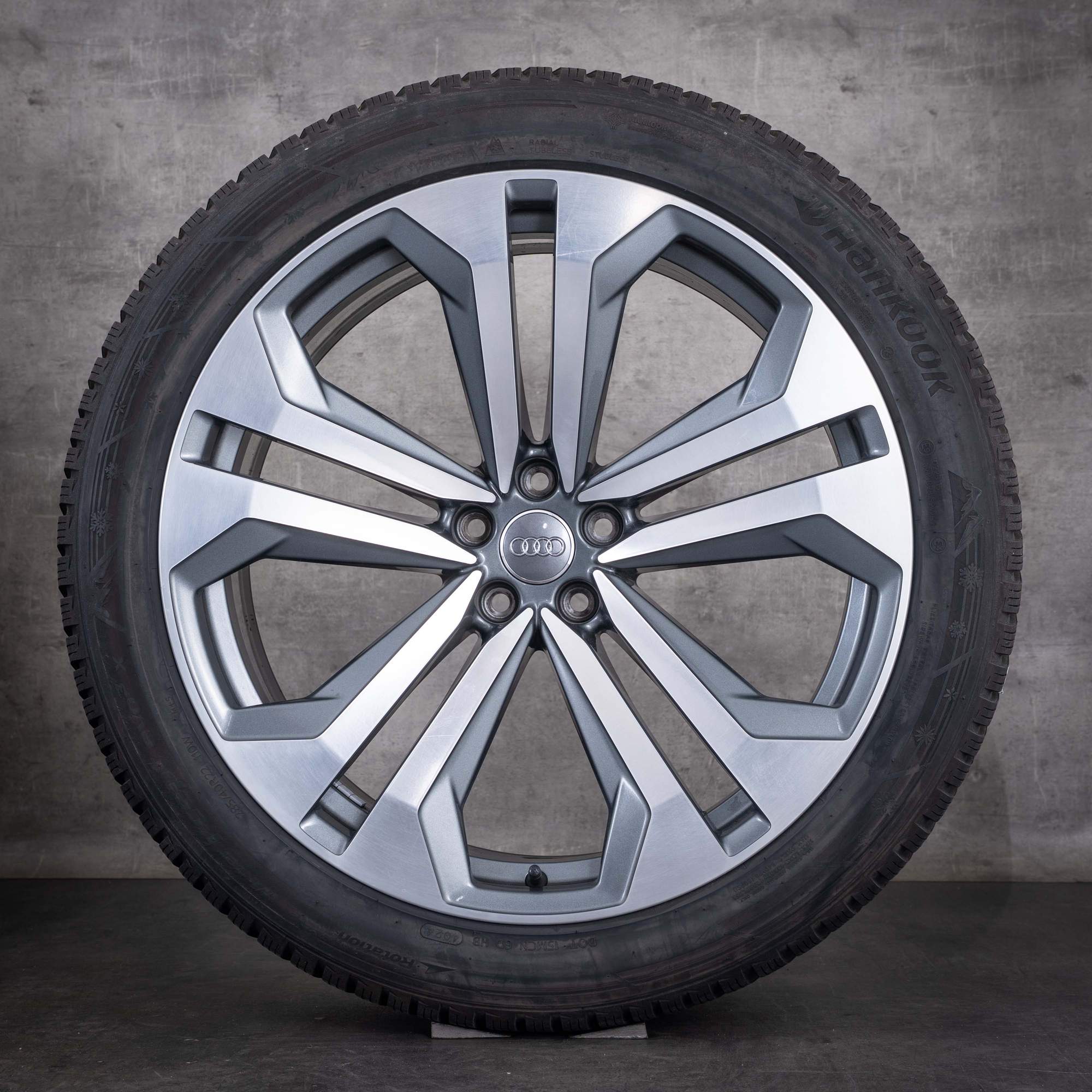 Oryginalne koła zimowe do Audi Q8 SQ8 22 cale felgi 4M8 4M8601025K tytanowe przednie w technologii diamond cut z połyskiem - koło 3 z 4