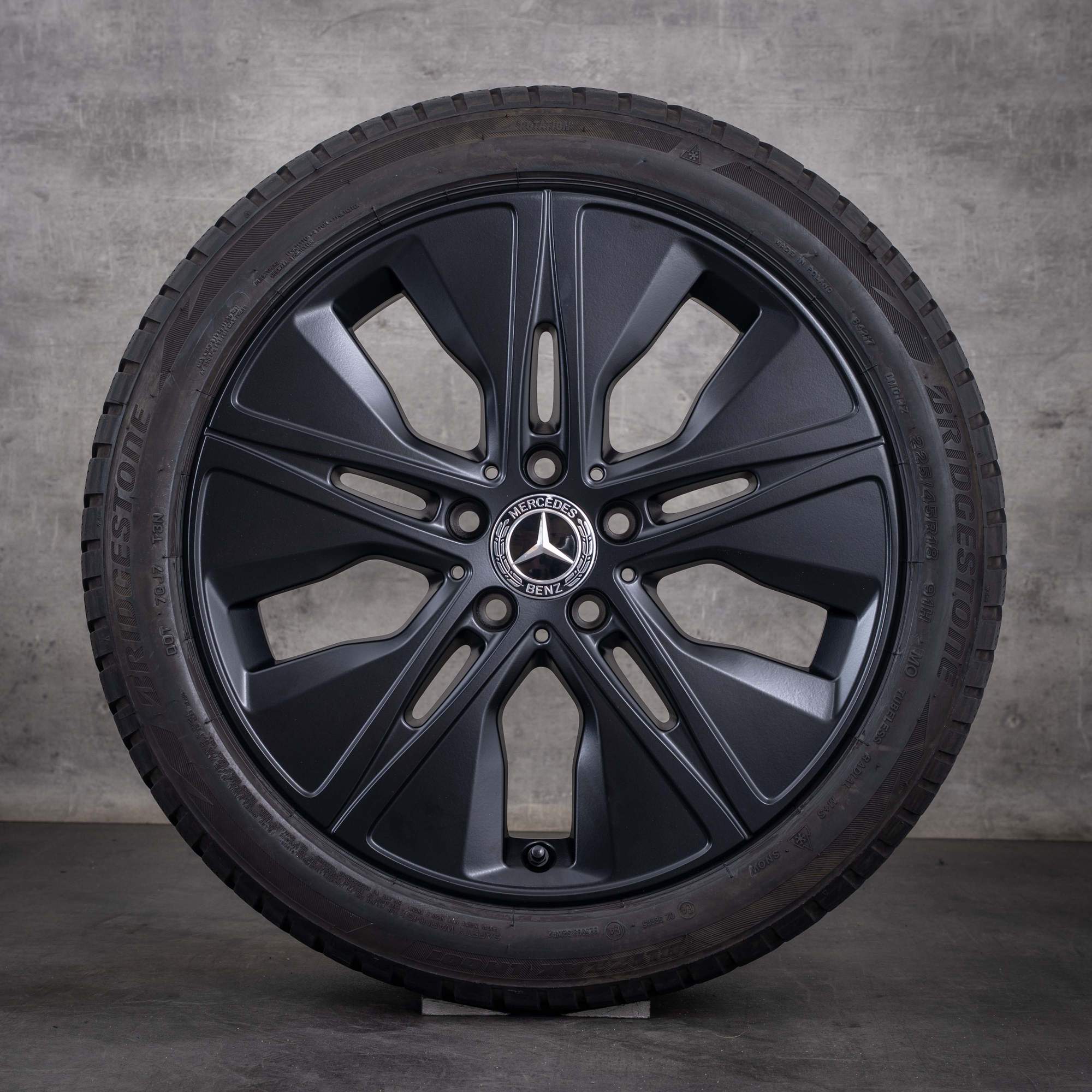 Originele Mercedes-Benz A- en B-Klasse CLA winterbanden op velg 18 inch W177 V177 W247 C118 X118 velgen A1774010500 matzwart