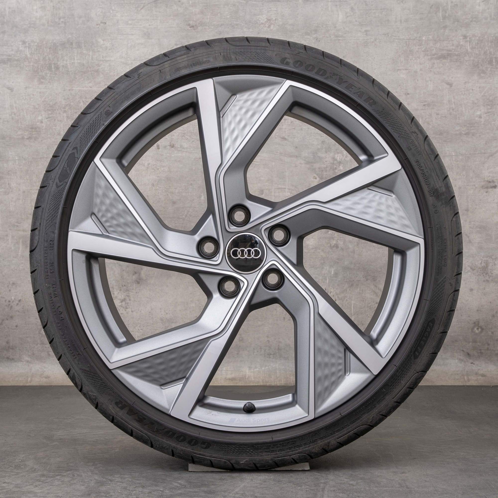 Originalní 19palcové letní kola Audi A3 S3 8Y 8V 8Y0601025Q titan matně lesklý soustružený
