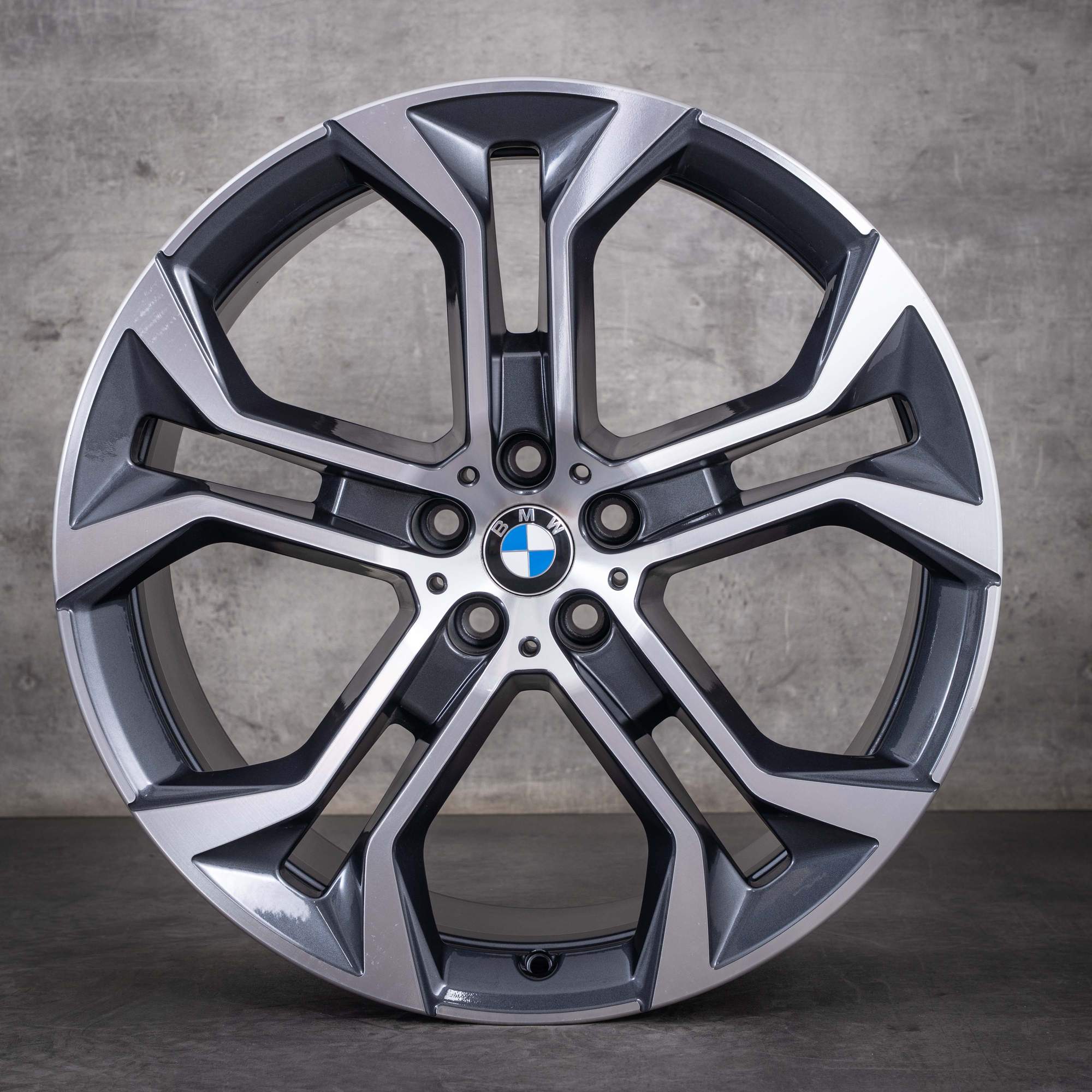 Oryginalne felgi BMW X5 X6 21 cali G05 G06 Styling 744 6885459 6885460 w kolorze orbitgrey z diamond cut
