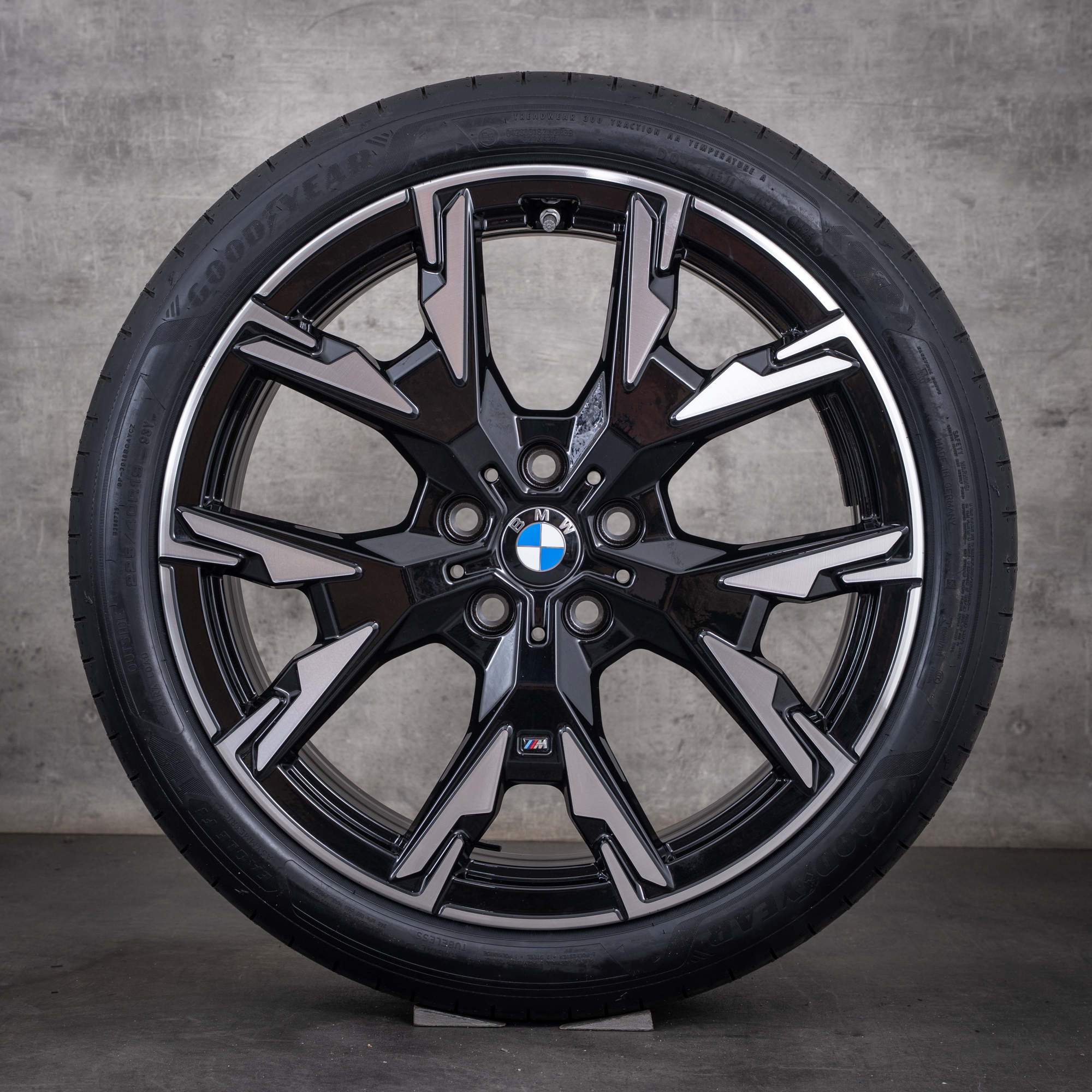 Oryginalne koła zimowe BMW serii 1 i Serii 2 19 cali modele F70 F74 Gran Coupe stylizacja 976 M 5A45267 kolor jet black diamond cut