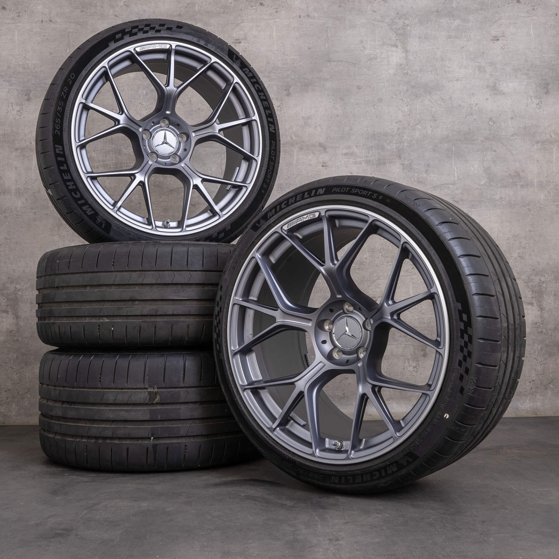 Voimakkaat CLE 53 AMG ristipuolavanteet Himalaya Grey -värissä – täydellinen AMG-ilme